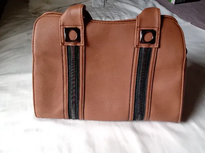 Bolsa feminina de mão cor castor, com alsa complementar em bom estado