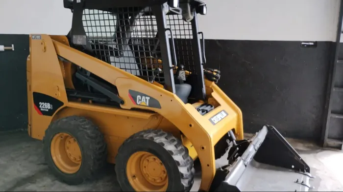 Minicarregadeira Caterpillar 226B3 ano 2011 com 3370 horas, no RJ