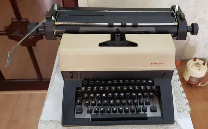 Máquina de escrever Facit antiga