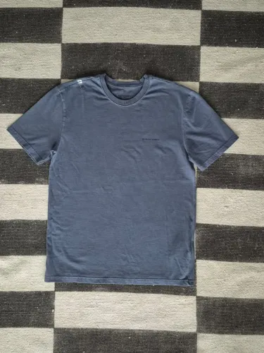 Camiseta malha 100% algodão azul, aqual porciona um toque suave com excelente respiração