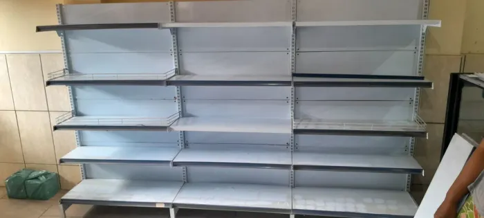 Prateleiras e expositores para comércio