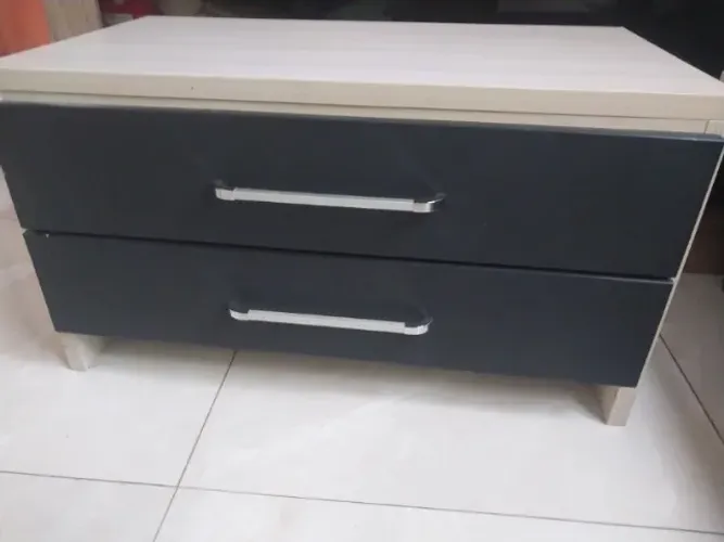 Móvel de 2 gavetas com puxador. Suspenso e fácil de limpar 
