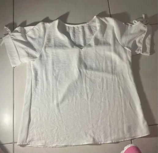 Blusa branca feminina com detalhe nas mangas