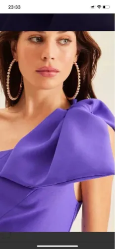 Vestido roxo de um ombro marca Lança Perfume