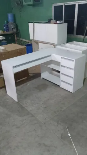 Mesa com gaveta 