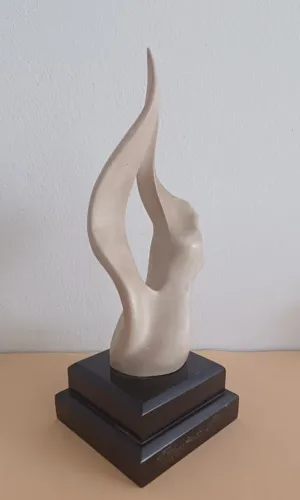 Escultura em resina - 25 cm de altura - assinada