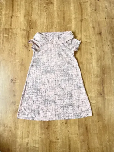 Vestido midi, manga curta, cor rosê com estampa cinza, tam P da Hering