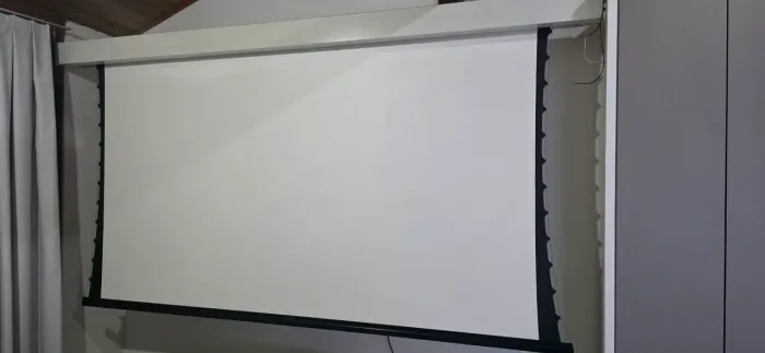 Tela de Projeção Retrátil 16:9 THD kreische com controle inteligente Philips tsu 3000