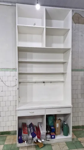 Armário em MDF para organização com nichos e gavetas