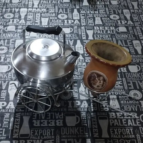 Chaleira antiga com suporte móvel em aço inoxidável