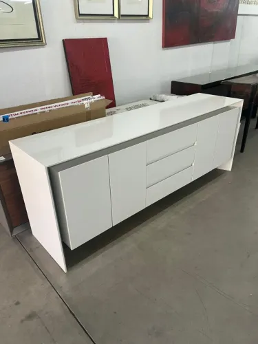 Buffet branco laqueado Tom sobre Tom