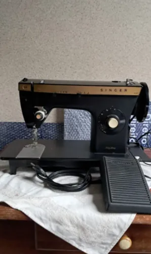 Máquina de costura Singer. Retirar no local, com pagamento em dinheiro.