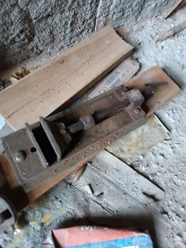 Morsa de bancada antiga ferro maciço produto raiz 