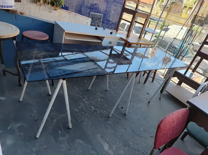 Mesa de vidro com estrutura branca