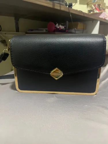 Bolsa transversal preta com detalhes dourados