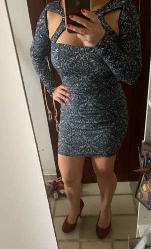 Vestido Estiloso com Detalhes Modernos