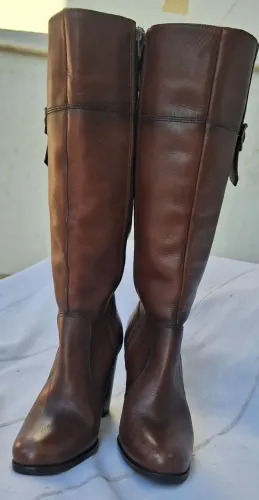 Botas de Couro Marrom