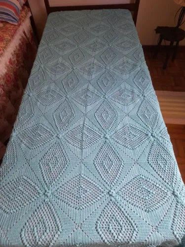 colcha azul de solteiro de crochê feito a mão antiga