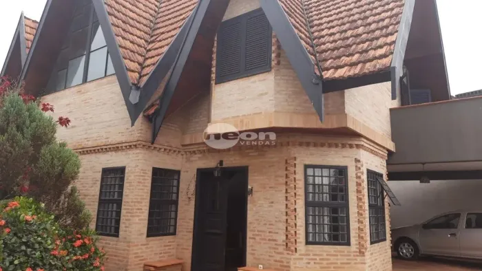 Sobrado à venda no bairro Cidade Jardim com 200m² e 3 dormitórios/quartos disponíveis