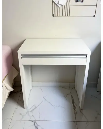 Escrivaninha em MDF branco