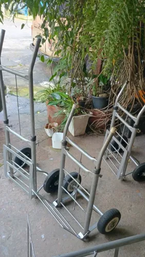 Vendo carrinho de carga fixo ou ajustável de ferro zincado com rodas maciça