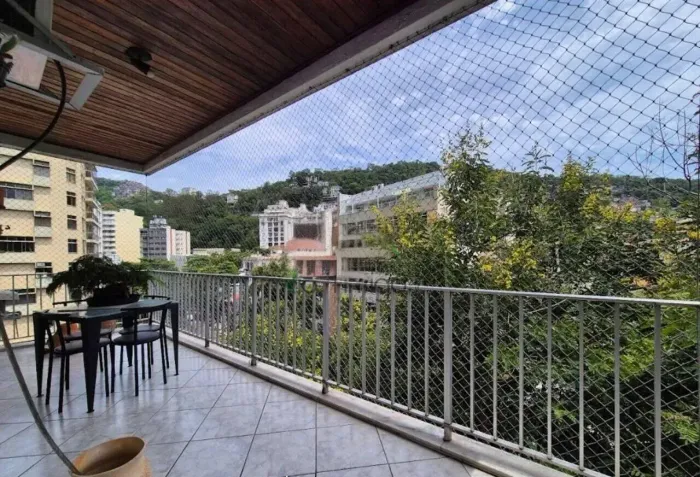 Excelente apartamento de 3 quartos com varanda e 2 vagas de garagem em Laranjeiras