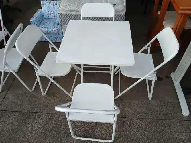 Mesa de ferro com 4 cadeiras dobráveis,usado em bom estado de conservação. 