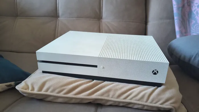 Xbox One S 1tb com entrada para mídia física (Preço negociável)