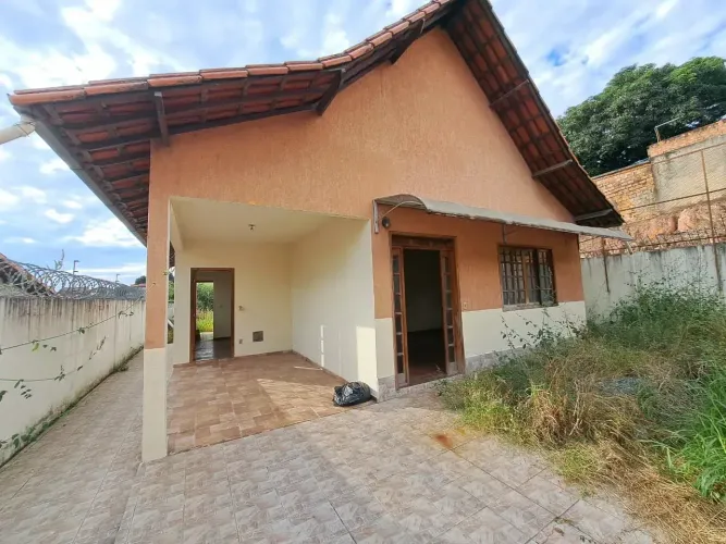 EXCELENTE CASA NO BAIRRO FLORAMAR PARA LOCAÇÃO