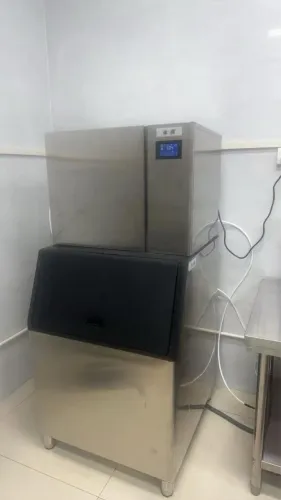 MÁQUINA DE GELO EM CUBOS 150KG/DIA