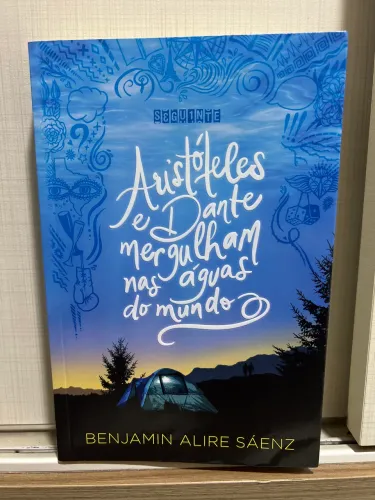 Aristóteles e Dante Mergulham nas Águas do Mundo Livro, de Benjamin Alire Sáenz