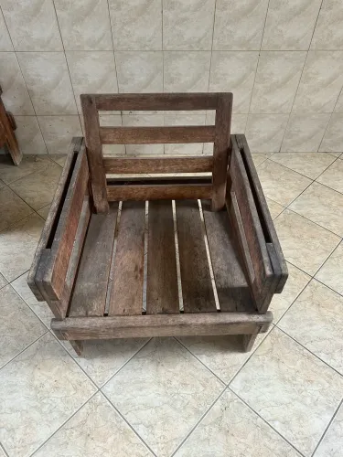 Poltrona de madeira rústica maciça 