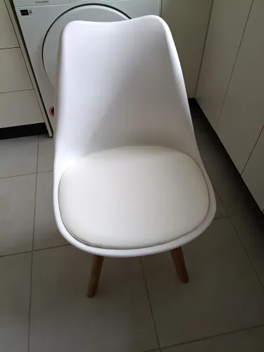 Cadeira Saarinen branca com pés de madeira clara