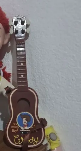 Violão Woody, de Toy Story, com decoração temática.