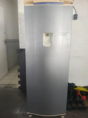 Geladeira Consul 380l com dispenser de água na porta.