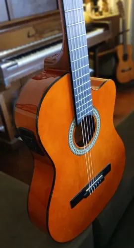 Violão Giannini Elétrico com Cordas Novas de Nylon e Regulado: Veja