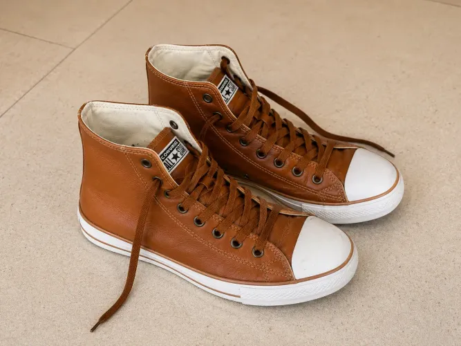 Tênis Converse All Star cano alto, na cor marrom/caramelo com detalhes brancos