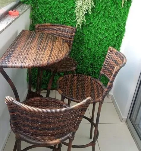 Jogo de bistrô em fibras sintéticas.