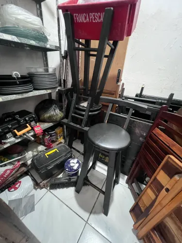 4 bistrôres e 8 banquetas