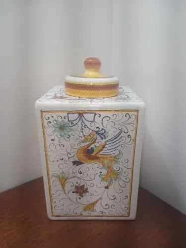 Lindo vaso decorativo em louça com pintura em relevo chinês.