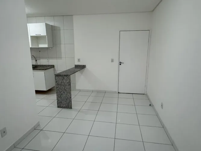 Alugo excelente apt. com 2 quartos no bairro Caminho do Sol. 1° andar. Posição nascente
