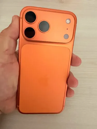 Vendo iPhone 17 pro Max Laranja 256 bateria em 92%,