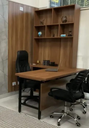 MESA E ESTANTE ACOPLADA PARA ESCRITÓRIO