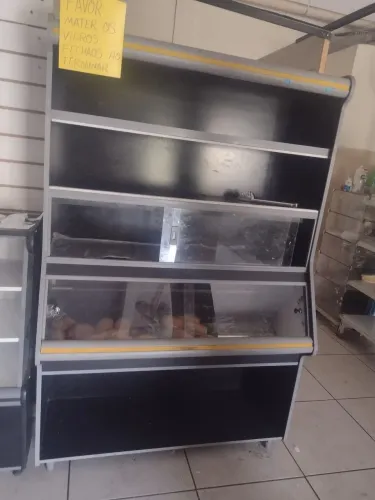 Espositor de pães e bolos. Aceito cartões.