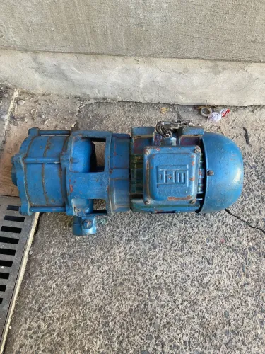 Bomba centrífuga com motor WEG 2 CV trifásico - Robusta