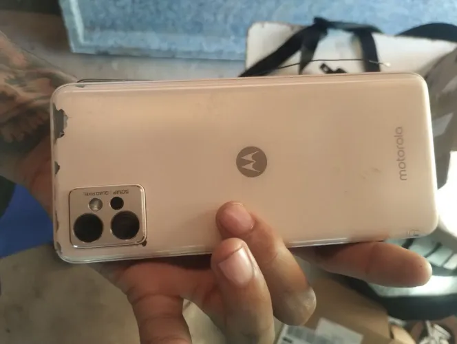Celular e placa retirada de peça e placa moto g14