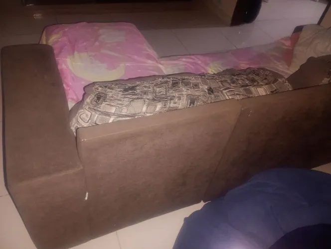 Vende se esse sofá!