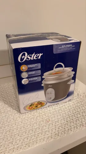 Panela Elétrica de Arroz Oster Facile 4722, de 3 copos/xícaras, com bandeja para vapor.