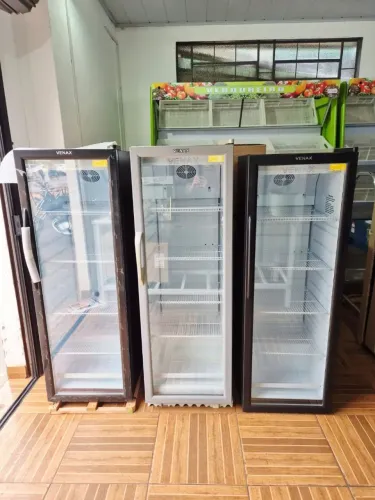 Expositores de frios e refrigerantes..