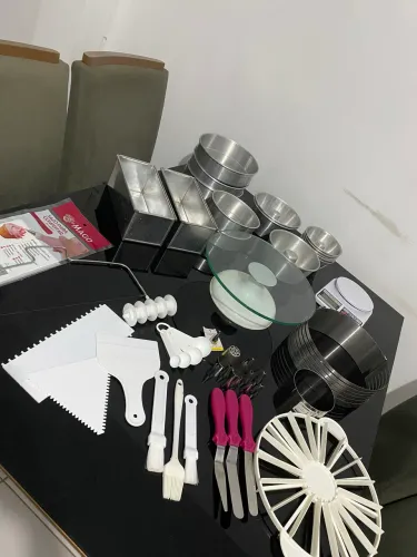 Vendo utensílios semi novos de confeiteira